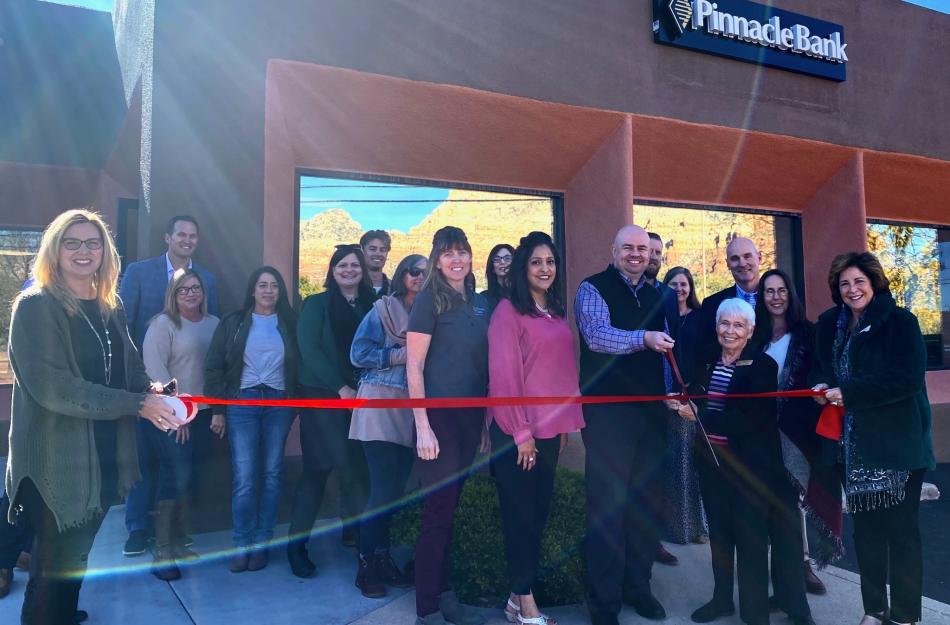 Pinnacle Bank ribbon cutting